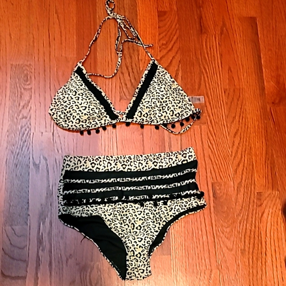 Womens 2 piece high waist leopard print bikini Sz M. Never worn.